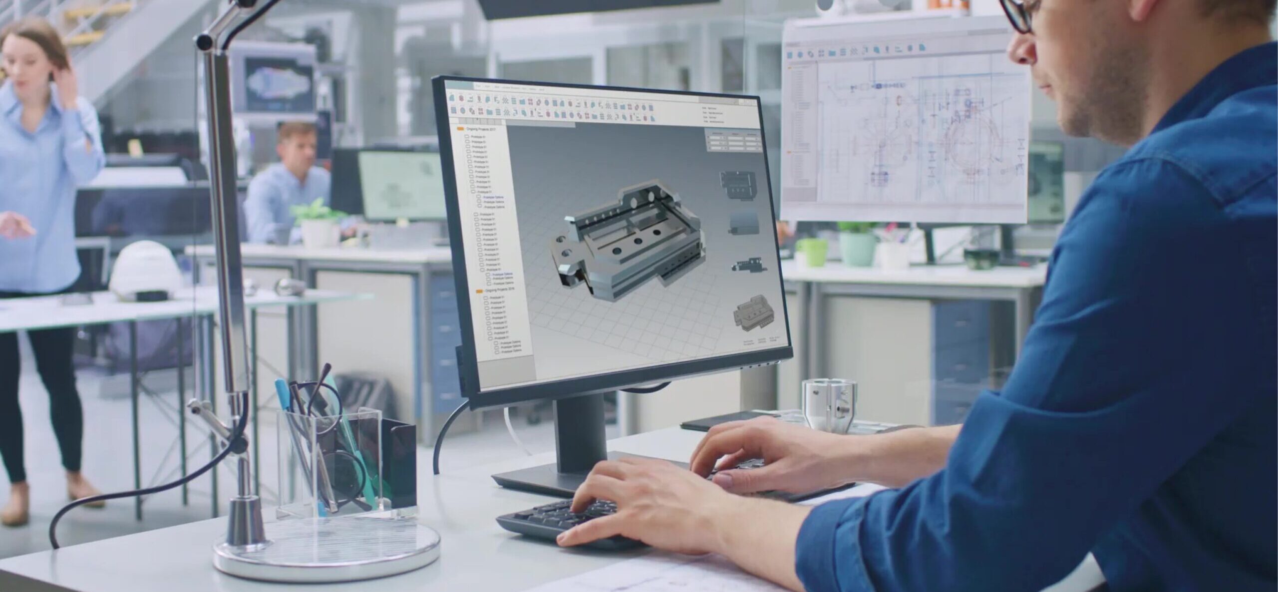 Mitarbeiter bearbeitet ein 3D-Modell am CAD-Arbeitsplatz